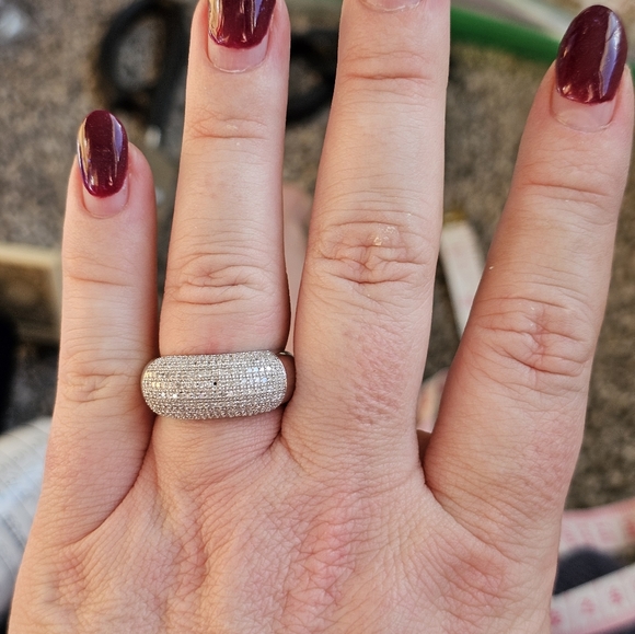 Genuine diamond ring size 8. Please note: 1 small diamond missing. Price reflect - Picture 5 of 6